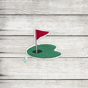 Könnte beinhalten: Gestickter Aufnäher eines grünen Golfplatzes mit einer roten Fahne und einem Loch. Der Aufnäher ist weiß mit einem grünen Rand.