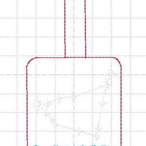 Puede incluir: Una etiqueta de equipaje blanca con un borde rojo y un asa azul turquesa. La etiqueta presenta un contorno blanco de la constelaci&oacute;n de Capricornio con estrellas y la palabra "CAPRICORN" en azul turquesa.