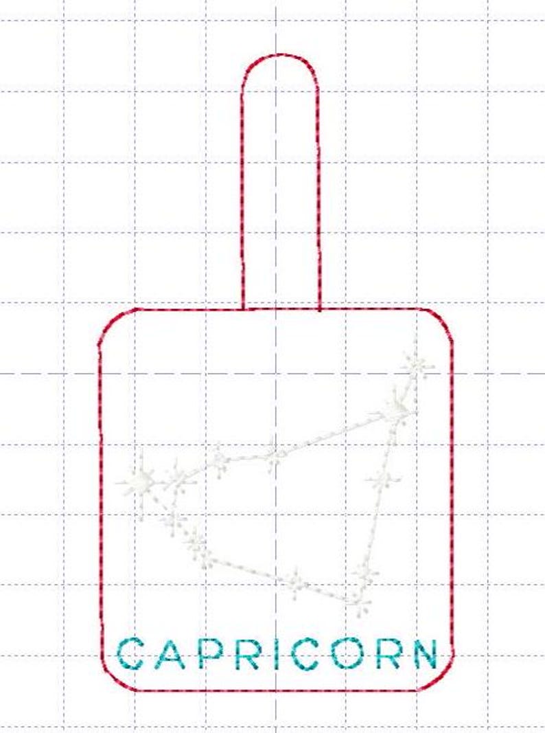 Puede incluir: Una etiqueta de equipaje blanca con un borde rojo y un asa azul turquesa. La etiqueta presenta un contorno blanco de la constelaci&oacute;n de Capricornio con estrellas y la palabra "CAPRICORN" en azul turquesa.