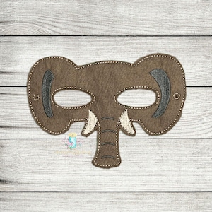 Può includere: Una maschera di elefante in feltro marrone con buchi per gli occhi neri e una proboscide grigia. La maschera ha zanne in feltro bianco ed è perfetta per un costume o uno spettacolo teatrale.