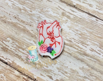 Archivo de diseño de bordado digital con parche de fieltro floral en forma de corazón / Archivos de diseño de bordado de fieltro médico ITH / Archivos de fieltro ITH