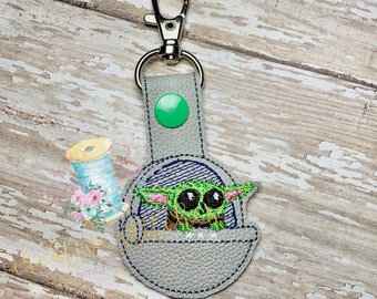 El niño en platillo volador Llavero Llavero Digital Bordado Diseño Archivo Parche / Proyecto ITH / Llavero ITH