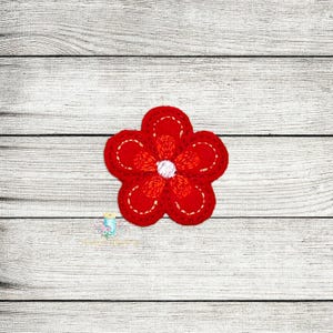 Puede incluir: Una flor de fieltro roja con un centro blanco. La flor está bordada con un diseño sencillo y tiene una superficie ligeramente texturizada.