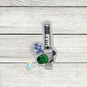 Puede incluir: Parche de planchado bordado con un dispositivo médico de diseño verde y blanco. El texto "Go with the flow" está en un círculo blanco.