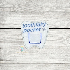 Könnte beinhalten: Weißer Filzbeutel in Zahnform mit blauer Stickerei, auf der "toothfairy pocket" und ein blauer Stern stehen.