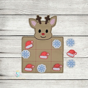以下が含まれることがあります： 赤いサンタの帽子をかぶった茶色のフェルトのトナカイの頭と、青い雪片と赤いサンタの帽子がついた茶色のフェルトの三目並べのボードです。