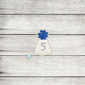 Peut inclure: Chapeau de fête en feutre blanc avec une fleur bleue sur le dessus et le chiffre 5 brodé en bleu.