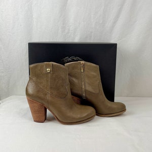 Vince Camuto Hammerton Booties / Size 8 / Dark Taupe Crackle Leather / Gold Zipper / Ankle Boots