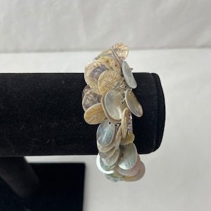 New With Tags Shell Bracelet / Elastic Bracelet / Beachy Jewelry / Small Wrist Bracelet