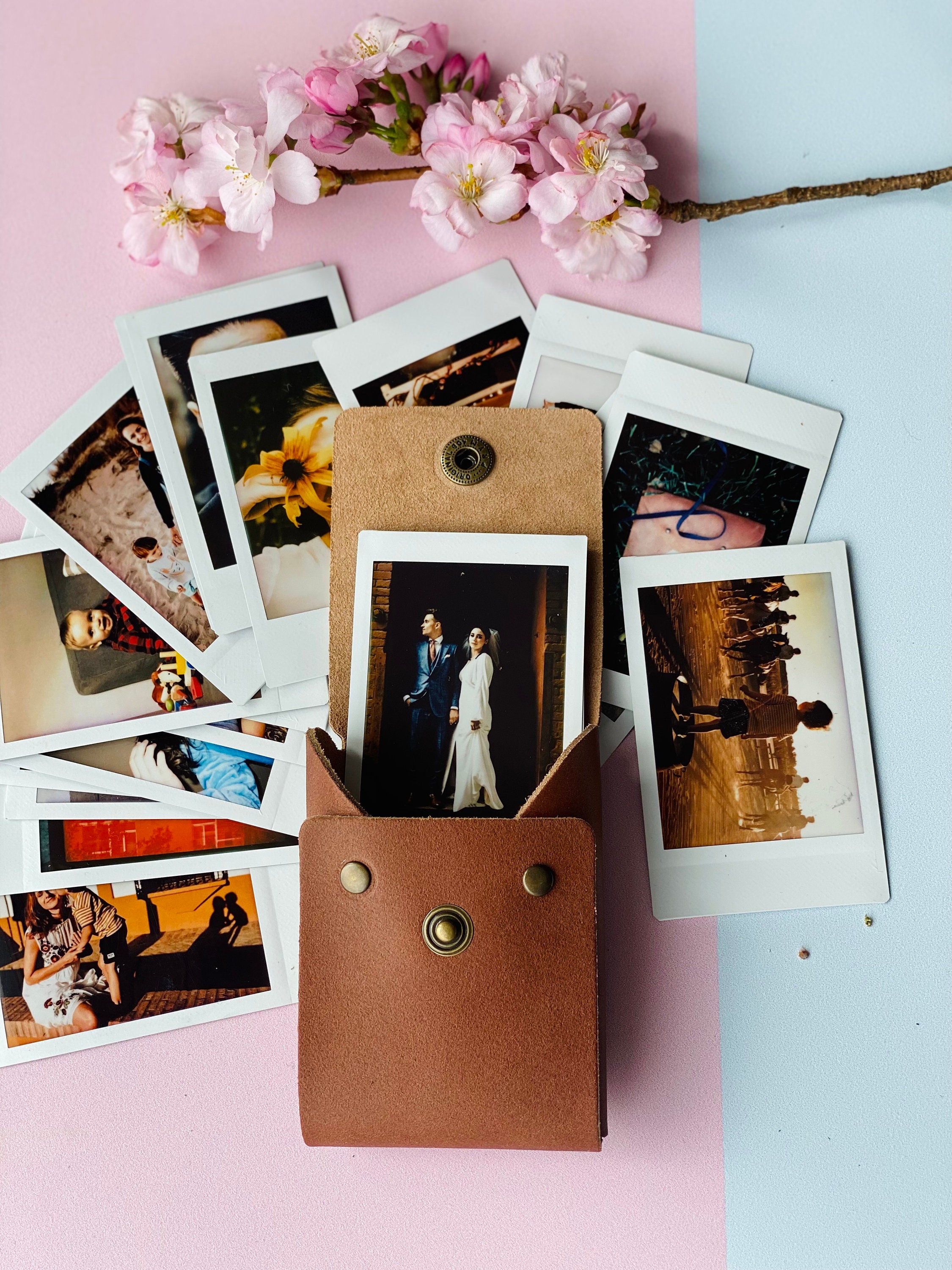 Fujifilm Instax Mini 11 - Álbum de fotos para cámara instantánea (50  hojas), color rosa rubor + funda personalizada + película Fuji Instax (50  hojas)