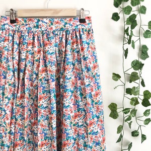 Saia midi de algodão com estampa floral azul e vermelha, saia com estampa colorida, saia midi larga, saia 1950, saia completa