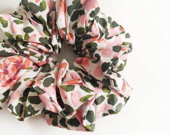 Rosa Floral Print Scrunchie: Handgemachter Haargummi aus Baumwolle