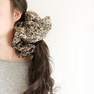 Extra Large Black Floral Cotton Scrunchies Cute Hair 90s Hair Accessories Imprimé Scrunchies Hair Bobbles Hair Ties image 2