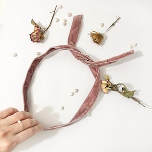 Diadema de alambre de terciopelo fino con rosas secas, diadema fina, diadema con nudo para envolver el cabello, estilo pañuelo para la cabeza, diadema de terciopelo bronce