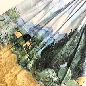 Peut inclure: Un tissu imprim&eacute; d'une peinture de paysage, repr&eacute;sentant des arbres verts, des champs jaunes et un ciel bleu. L'&oelig;uvre est dans le style d'une peinture c&eacute;l&egrave;bre, avec des coups de pinceau visibles et un aspect textur&eacute;.