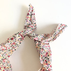 Hoofdband van katoendraad met fijne bloemenprint: haaromslag met brede knoop