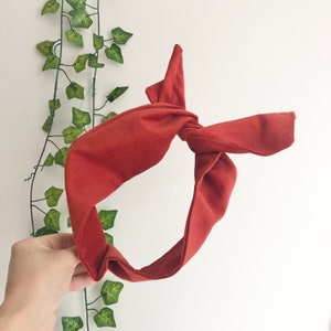 Hoofdband van corduroy terracottadraad: haarband met brede knoop