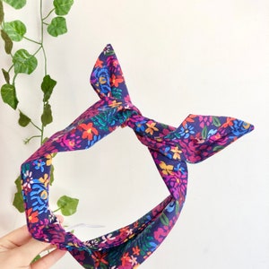 Marineblauwe hoofdband met bloemendraad: extra brede katoenen haaromslag
