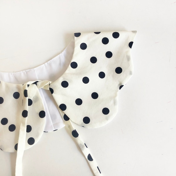 Katoenen geschulpte afneembare kraag met stippen - handgemaakt in het Verenigd Koninkrijk