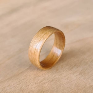 Op de afbeelding: Een gladde, lichtbruine houten ring met een gepolijste afwerking.