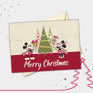Klassische Mickey und Minnie rund um den Baum personalisierte Weihnachtskarte