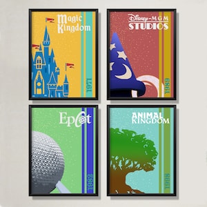 Peut inclure: Quatre affiches de style vintage avec des cadres noirs, chacune représentant un parc à thème différent de Disney World : Magic Kingdom, Epcot, Disney-MGM Studios et Animal Kingdom. Chaque affiche a un fond coloré avec une silhouette de l'icône du parc, ainsi que le nom du parc et l'année d'ouverture.