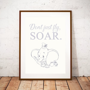 Puede incluir: Un diseño de arte de pared imprimible con un dibujo de línea en blanco y negro de Dumbo el elefante de Dumbo de Disney. La cita "Don't just fly, SOAR." está impresa en morado encima de la imagen.