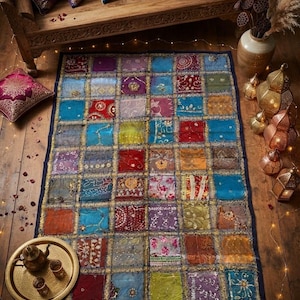 Peut inclure: Un tapis rectangulaire composé d'un assemblage de carrés de tissu aux couleurs vives, notamment rouge, bleu, violet, jaune et vert. Chaque carré est bordé de coutures dorées et présente des broderies complexes et détaillées.