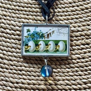 Ciondolo vintage con cartolina di Pasqua, ciondolo saldato a forma di coniglietto pasquale, ciondolo a forma di coniglio, pulcino di Pasqua, regalo per lei, ciondolo reversibile, collana