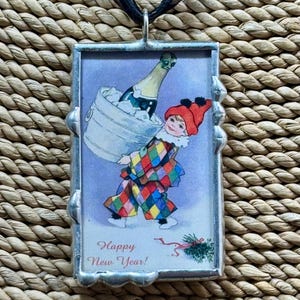 Ciondolo vintage di Capodanno saldato, regalo per lei, ciondolo con clown di Capodanno, ciondolo con dama dello champagne, cartolina vintage, ciondolo reversibile