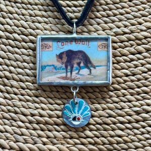 pendentif loup solitaire vintage, long pendentif carte postale loup, pendentif coyote, pendentif western, cadeau pour elle, pendentif réversible, pendentif, collier