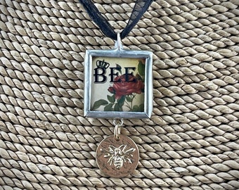 Colgante soldado de abeja reina, colgante de abeja de miel, colgante de panal, regalo para ella, colgante reversible, collar, joyería soldada, joyería