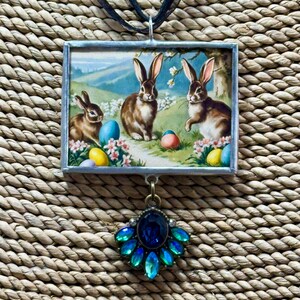 Ciondolo vintage con cartolina di Pasqua, ciondolo saldato a forma di coniglietto pasquale, ciondolo a forma di coniglio, coniglietto pasquale, regalo per lei, ciondolo reversibile, collana