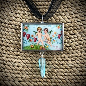 Valentines gelötet Anhänger, Cherub und Herzen Anhänger, Vintage Postkarte, Geschenk der Liebe, Geschenk für sie, Reversible Anhänger, Halskette, Schmuck
