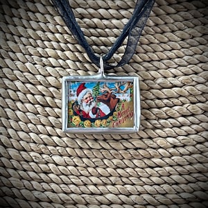 Vintage Santa Weihnachten gelöteter Anhänger, Weihnachtsmann und Rentier, Vintage Postkarte, Geschenk für sie, Reversible Anhänger, Anhänger, Halskette