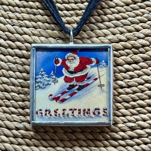 Weihnachten Santa Gelöteter Anhänger, Vintage Santa Ski Anhänger, Vintage Postkarte, Reversible Anhänger, Geschenk für Sie, Halskette, Schmuck