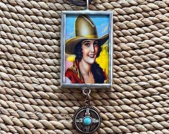 Vintage pin-up cowgirl soldeerhanger, pin cowgirl-hanger, cowgirl sieraden, western, cadeau voor haar, omkeerbare hanger, hanger, ketting