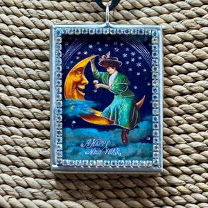 Colgante vintage de Nochevieja soldado, regalo para ella, colgante de Nochevieja bebiendo con la luna, postal vintage, colgante reversible