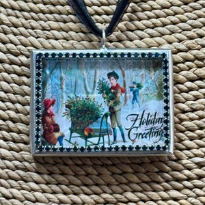 Pendentif soudé sur le thème de Noël vintage, pendentif sapin de Noël souriant, carte postale vintage, pendentif réversible, cadeau pour elle, collier