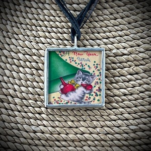 Colgante soldado de Nochevieja vintage, regalo para ella, colgante de gato de año nuevo, colgante de gato, postal vintage, colgante reversible, collar