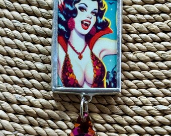 Colgante de vampiro de Halloween retro soldado, colgante de bruja pin-up de Halloween, chica pin-up, regalo para ella, colgante reversible, collar, joyería