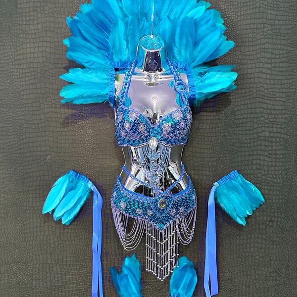 Ensemble plumes bleu aqua, col châle showgirl, poignets et jambes du carnaval de samba