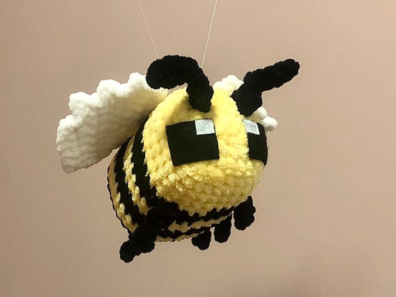Peluche Grosse abeille au crochet -  France