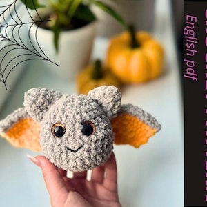 Schema all&#39;uncinetto per un simpatico pipistrello di Halloween / Facile e veloce da realizzare / Schema PDF per amigurumi / Tutorial in inglese