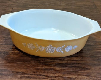 Pyrex Butterfly Gold 2 1/2 Qt Casserole Dish 1970s Vintage Made in USA