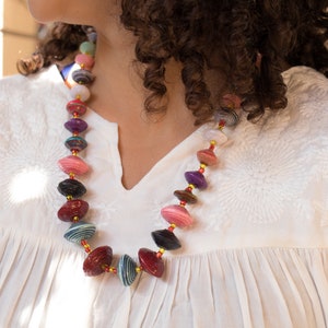 Collana di perline di carta colorate, fatta a mano in Uganda, africana, ecologica, gioielli realizzati con giornali riciclati, supporto per orfanotrofio LN019