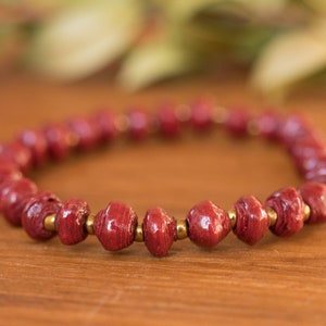 Braccialetto elastico con perline di carta bordeaux, fatto a mano in Uganda, africano, gioielli con giornale riciclato, supporto per orfanotrofi, no profit LB021