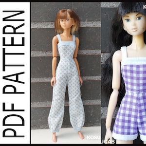 Puede incluir: Una muñeca viste un mono con estampado de diamantes en azul claro y blanco con escote cuadrado y tirantes, junto a una muñeca con un pelele de cuadros vichy morados y blancos. El texto PDF PATTERN es visible en la imagen.