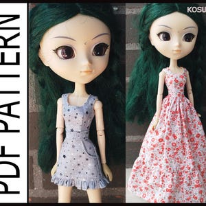 Könnte beinhalten: Zwei Puppen mit grünen Haaren werden gezeigt. Eine Puppe trägt ein Jeanskleid mit Sternenmustern, die andere ein Kleid mit Blumenmuster. Der Text "PDF PATTERN" ist vertikal auf der linken Seite des Bildes ausgerichtet.