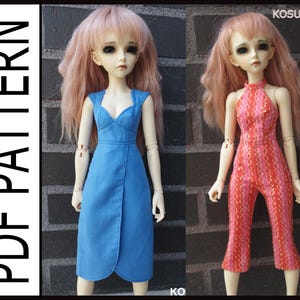 Op de afbeelding: Twee poppen die verschillende outfits dragen. De pop links draagt een blauwe jurk. De pop rechts draagt een rood-wit gestreepte jumpsuit. Beide poppen hebben roze haar en staan voor een bakstenen muur. De tekst "PDF PATTERN" staat in de linkerbovenhoek van de afbeelding.